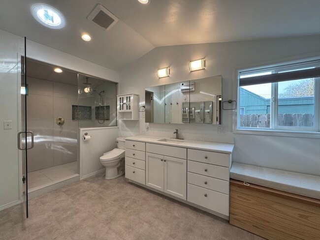 Building Photo - 4 Bedroom, 2 Bath House in SE Eugene