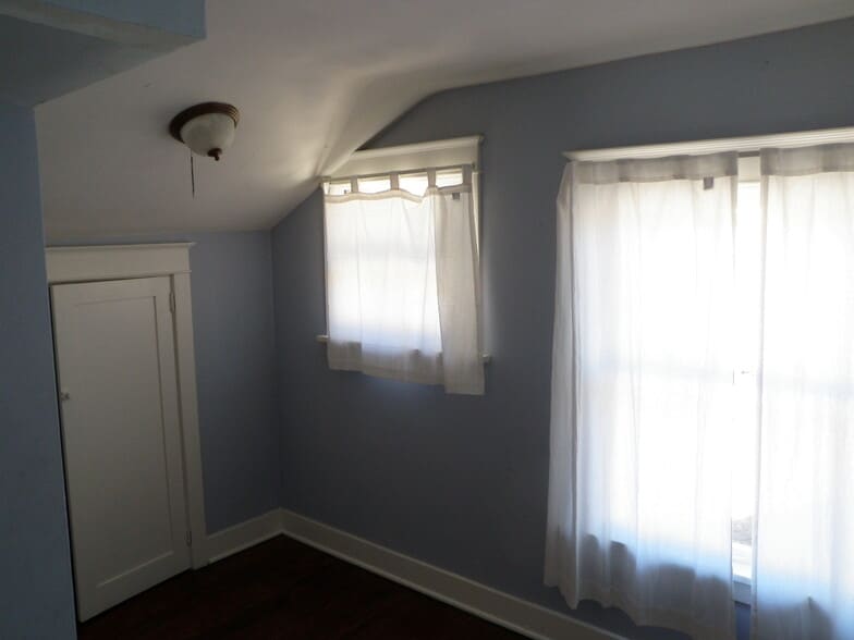 Building Photo - 5046 NE Mallory Ave