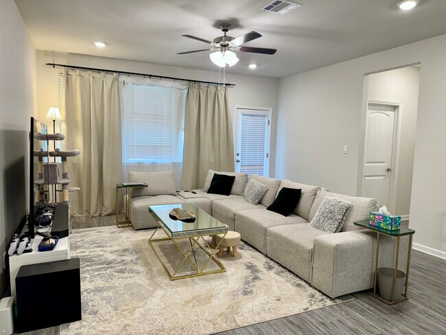 Building Photo - 6631 Tiger Pointe Dr