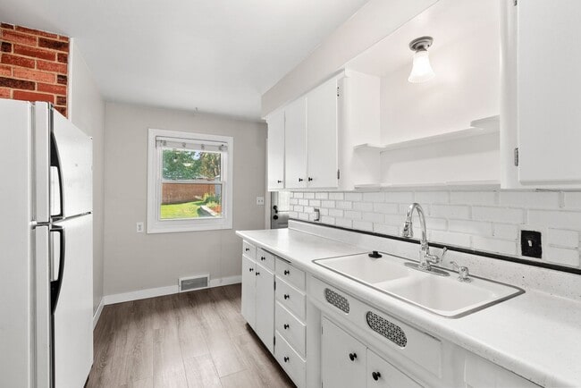 Building Photo - Beautiful South Perry Home