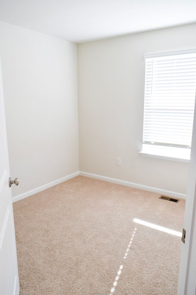 Building Photo - Stunning NEW Townhouse in Heritage Trace!