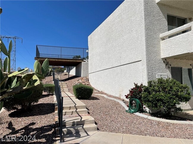 Building Photo - 687 Marina Dr