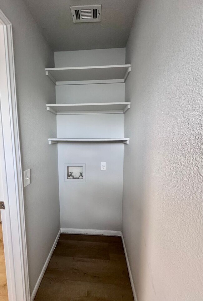 Building Photo - Cedar Park Condo  Freshly Updated