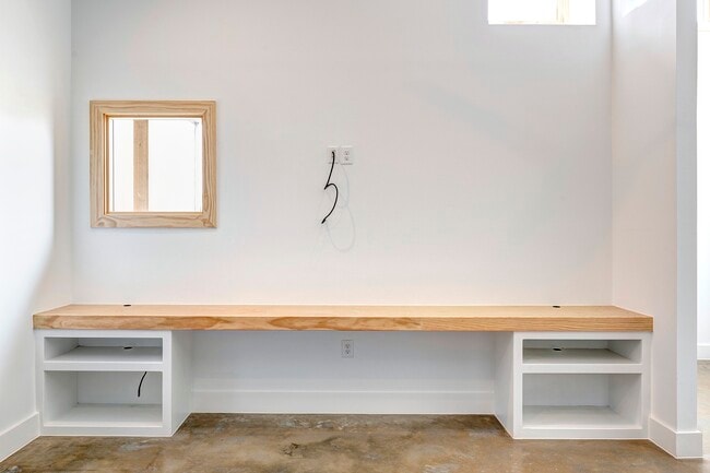 Building Photo - 1717 Airline Dr