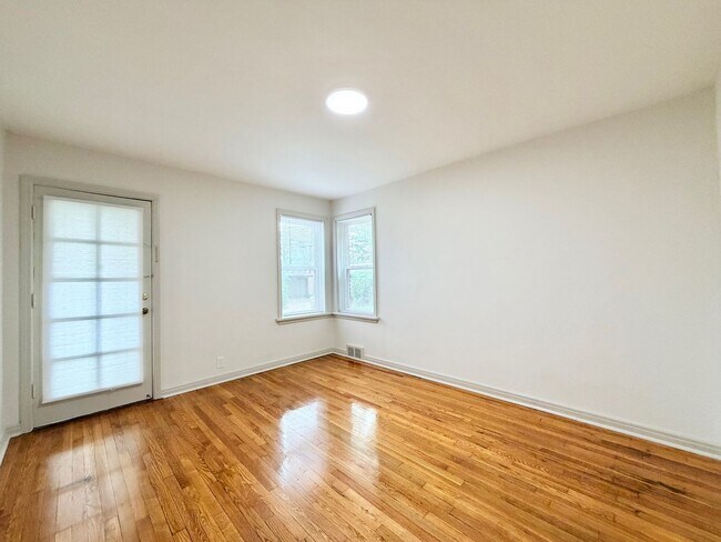 Building Photo - 5306- 5308 Jamieson Avenue