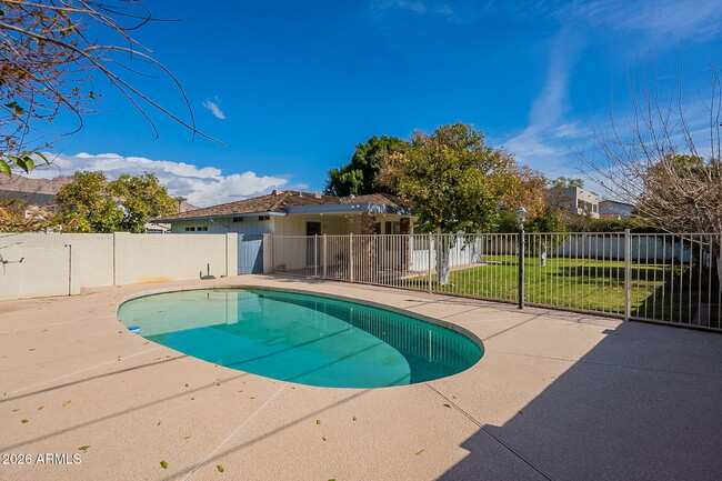 Building Photo - 5715 E Calle Del Paisano