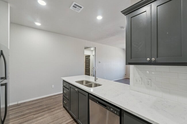 Building Photo - Beautiful 3 Bedroom, 2 Bath Home Close to Choctaw