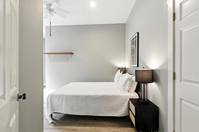 Building Photo - North Thomas 472-492