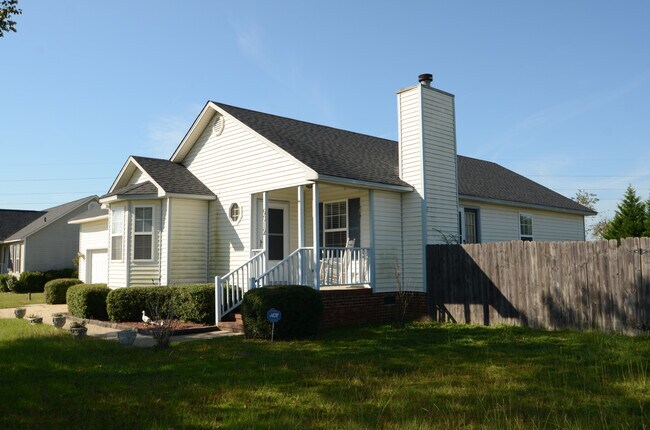 Building Photo - HUGE DETACHED GARAGE with 12' Door! 3 Bed/...