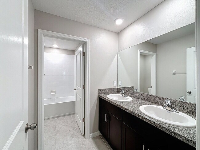 Building Photo - 7517 Samuel Ivy Dr