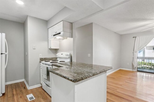 Building Photo - Charming 1BR Condo – Walk to the Beach! Fi...