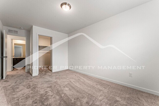 Building Photo - Charming Townhouse with Washer/Dryer and Garage