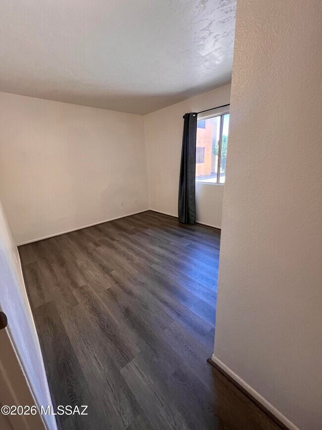 Building Photo - 1810 E Blacklidge Dr