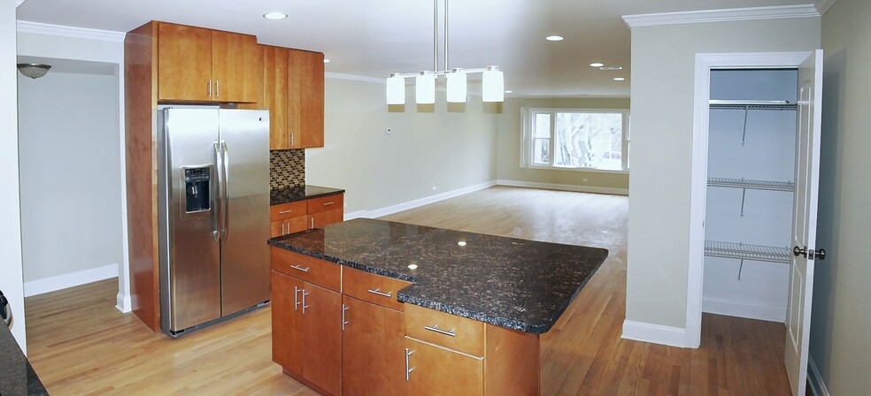 Building Photo - 6821 N Wolcott Ave