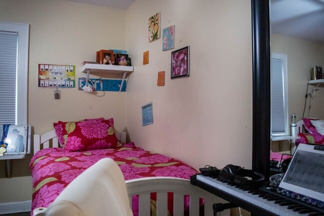 Building Photo - Gorgeous 4-Bed 2-Bath in Beaver Hills