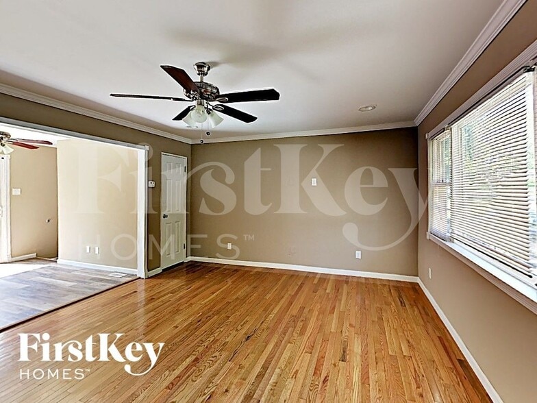 Building Photo - 1365 Carmona Dr