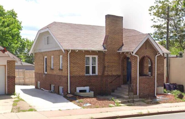 Building Photo - 730 E Alameda Ave