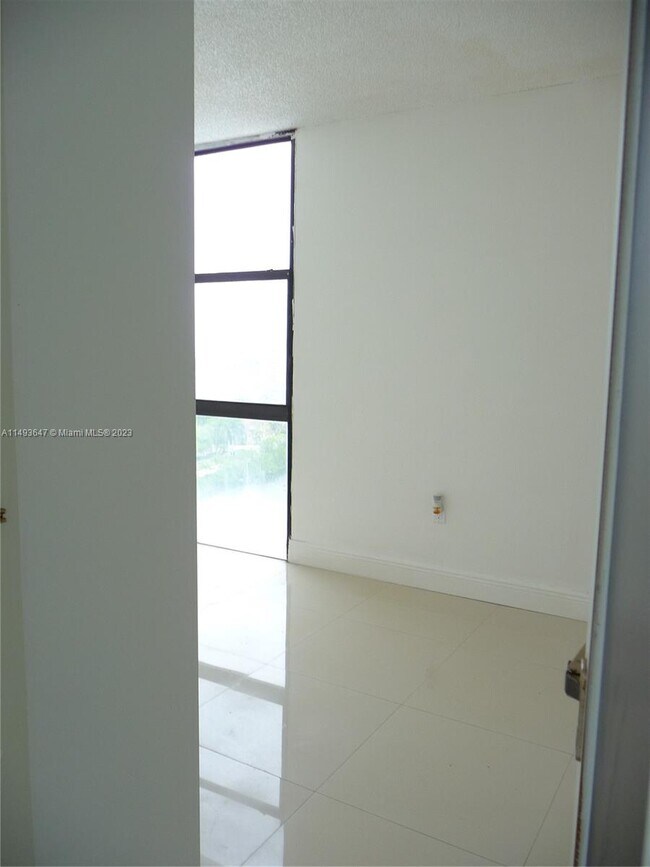 Building Photo - 3625 N Country Club Dr