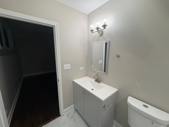 Building Photo - Spacious 2BD/2BA w/ High Ceilings + Modern...