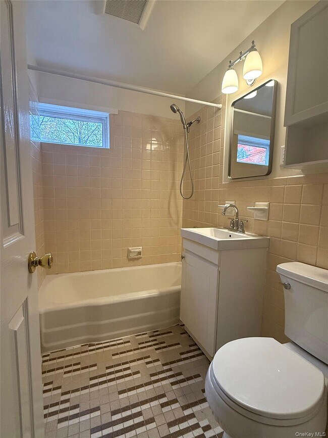 Building Photo - 100 Pocantico St