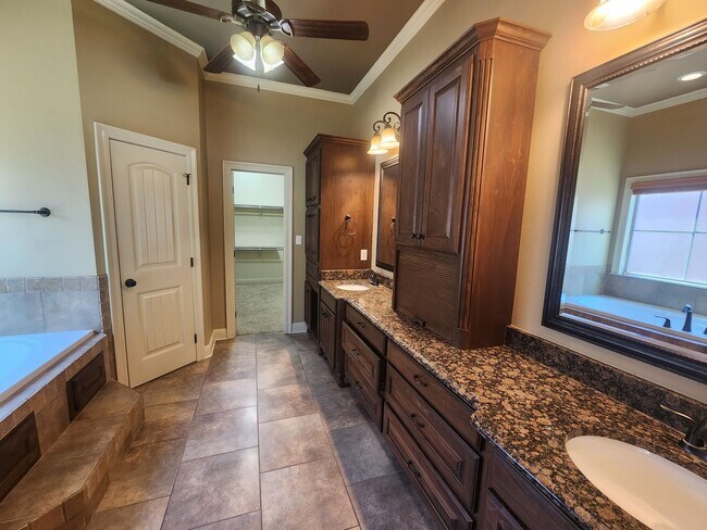 Building Photo - 4 Bedroom 2 Bath (Gardens Of Southgate)