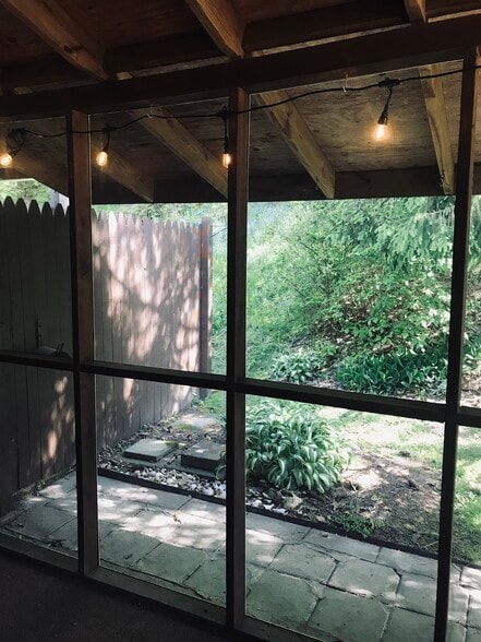 Screened in patio-main level - 109 Geronimo Dr