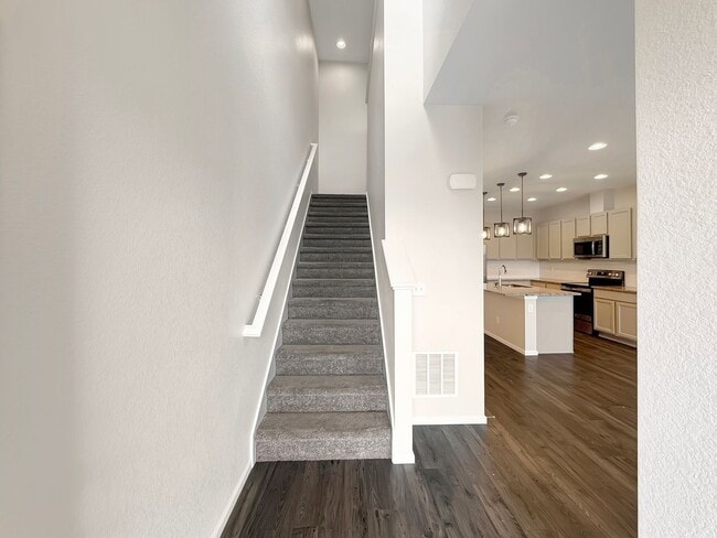 Building Photo - $0 DEPOSIT OPTION. BRIGHT AND SPACIOUS 3-B...