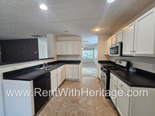 Building Photo - Gorgeous 5 bedroom, 2.5 bath / Attention t...