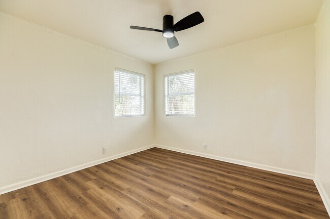 Building Photo - 159 Oak Dr