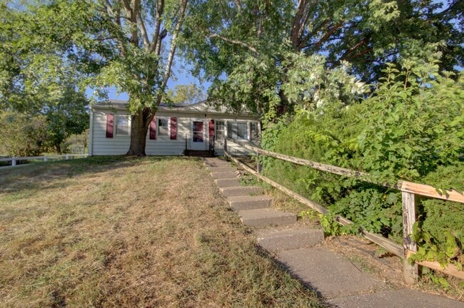 Building Photo - 2 Bed Bettendorf Home