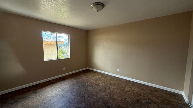 Building Photo - Three Bedroom Two Bathroom Apartment in San Bernardino!