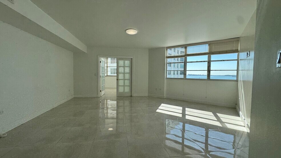 Building Photo - 825 Brickell Bay Dr