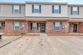 Building Photo - 3 Bedroom Townhouse in Broussard