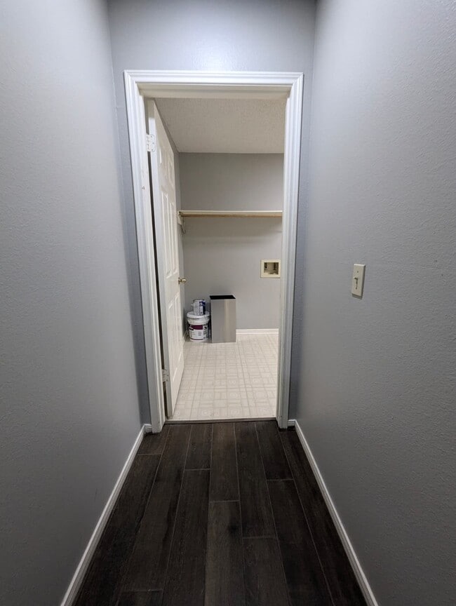 Building Photo - 827 Coral Tree Pl