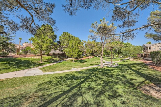 Building Photo - Elegant 2-Bedroom Condo in Gated Community with Pool and Spa