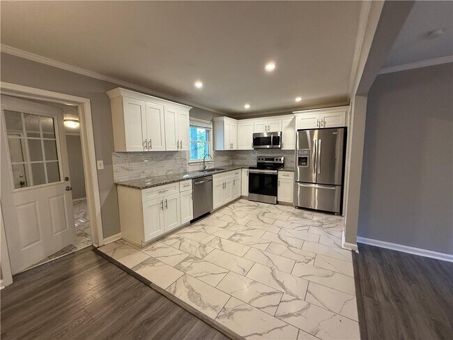 Building Photo - 1576 Carolyn Dr SW