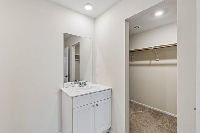 Building Photo - 4 Bed | 2 Bath | 1,572 Sq Ft