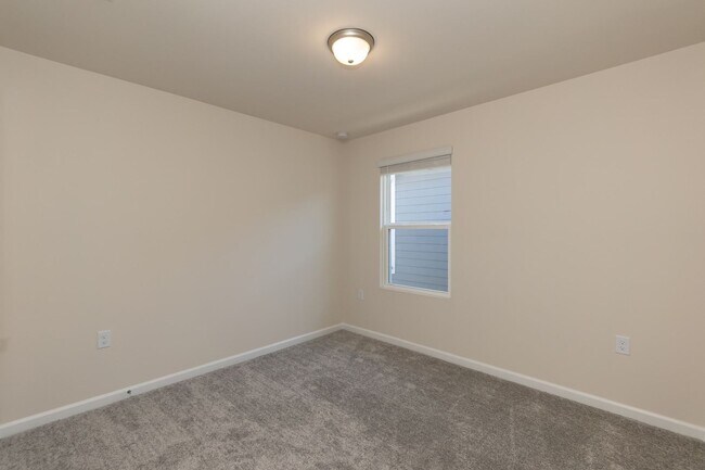 Building Photo - Three Bedroom Home!