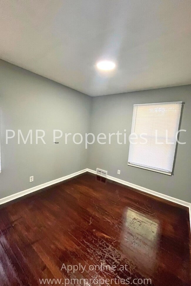 Building Photo - 3 Bedrooms / 1 Bathroom House