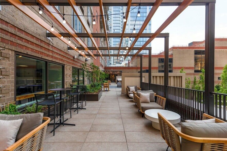 Building Photo - 560 W 43rd St