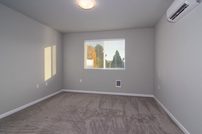 Building Photo - Beautiful 2 Bed 2 Bath Single level home in Gated private 55+ community