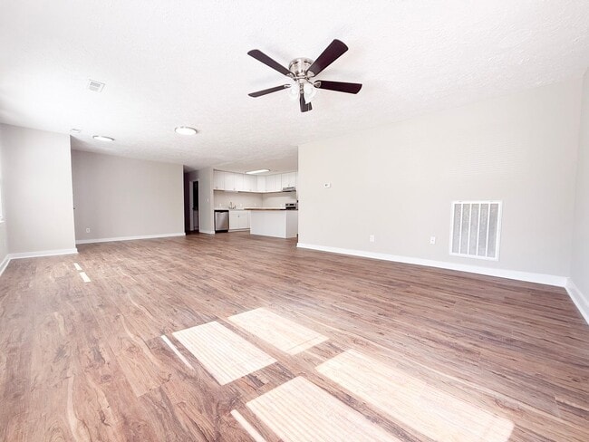 Building Photo - 325 Petite Dr