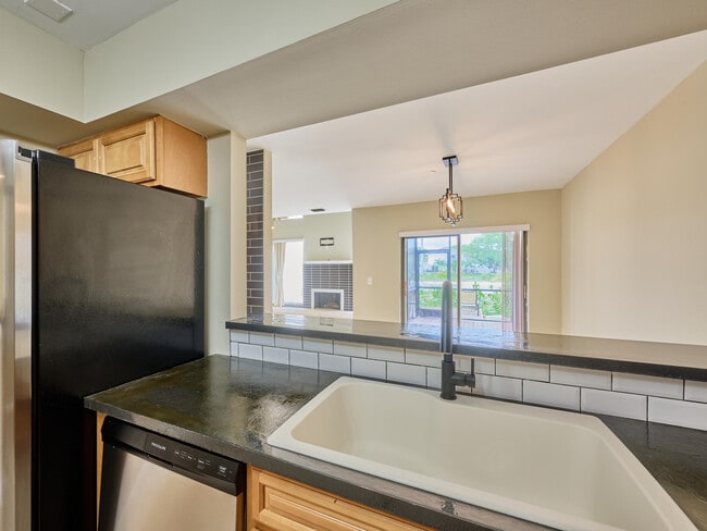Building Photo - 6040 Glendale Dr