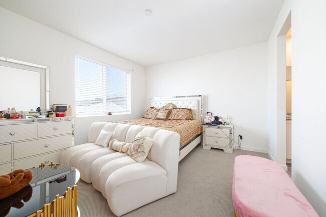 Building Photo - 5355 Seacliff Pl