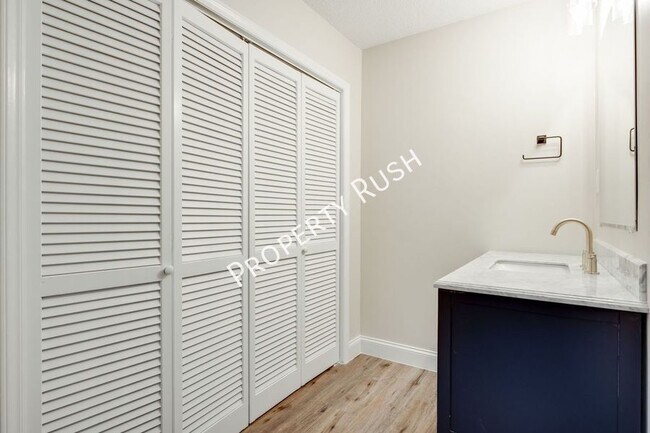 Building Photo - 2323 Green Forest Dr