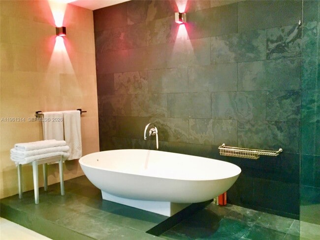 Building Photo - 100 South Pointe Dr