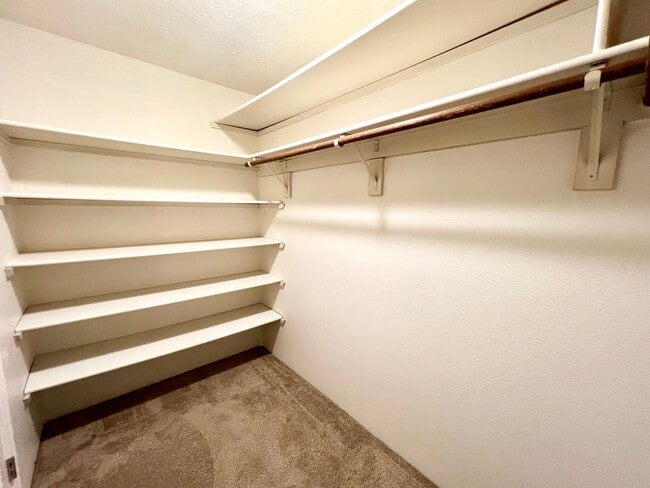 Building Photo - 2 Bed 1 Bath Apartment in Lake Oswego!