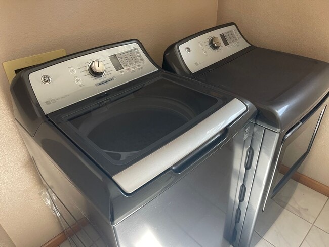 Building Photo - Spacious 4 Bedroom Townhouse Style Condo i...