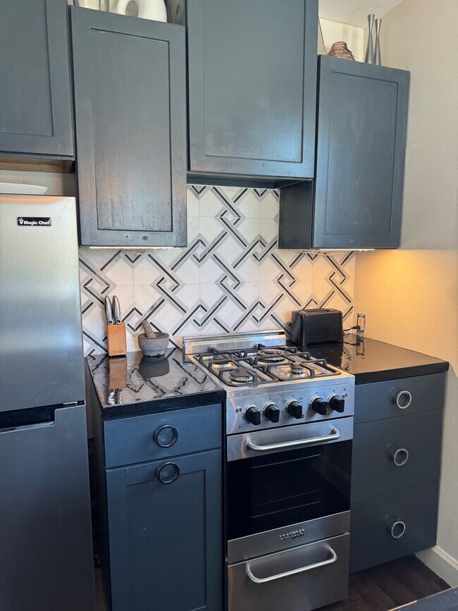 Building Photo - Adorable Garage Apartment Living in the Riverside Community