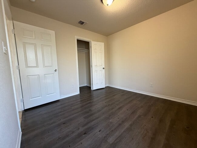 Building Photo - 3 bedroom, 2 bath with no carpet in a cul-de-sac street!